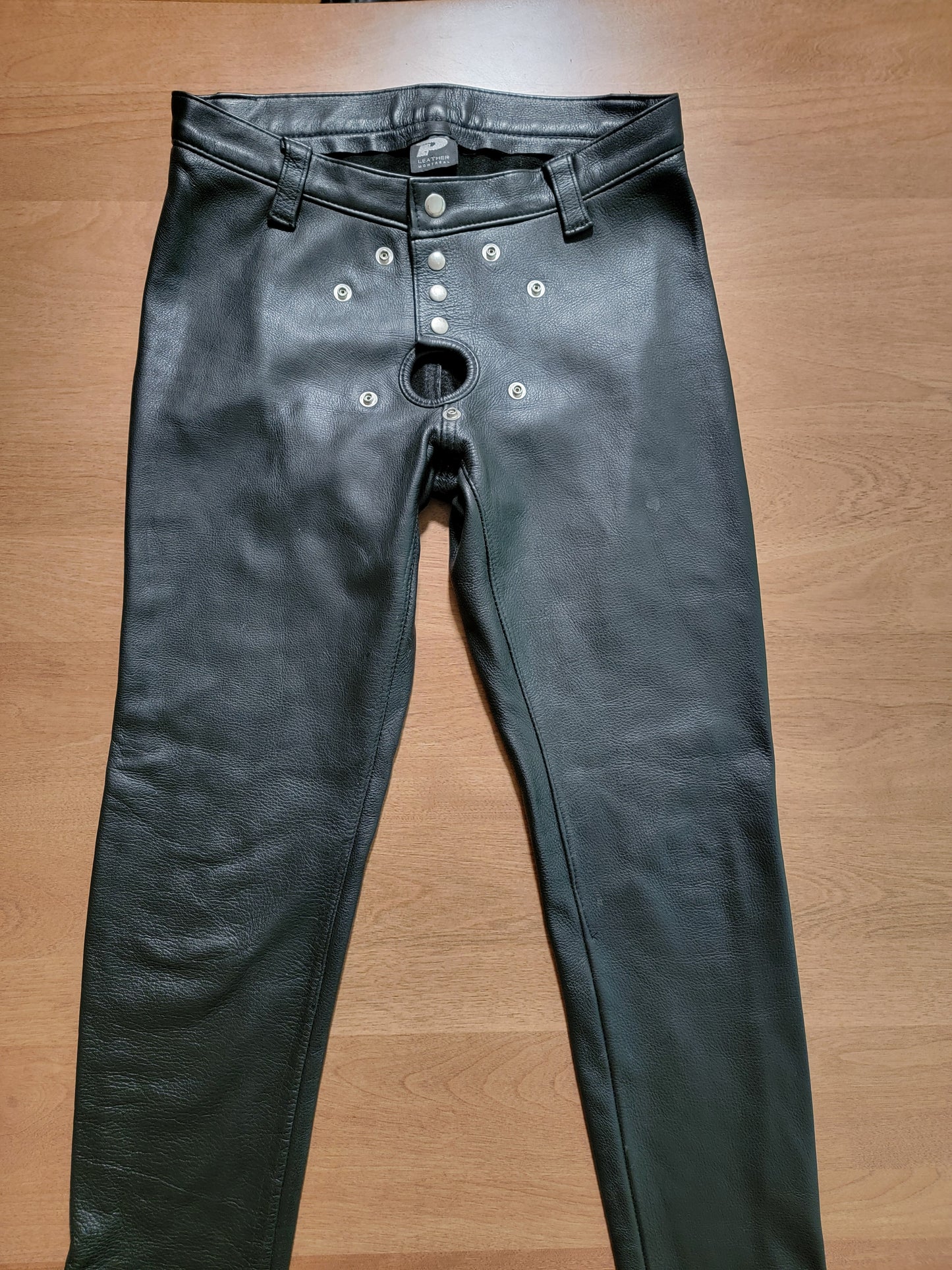 26-29 Priape Skinny legs